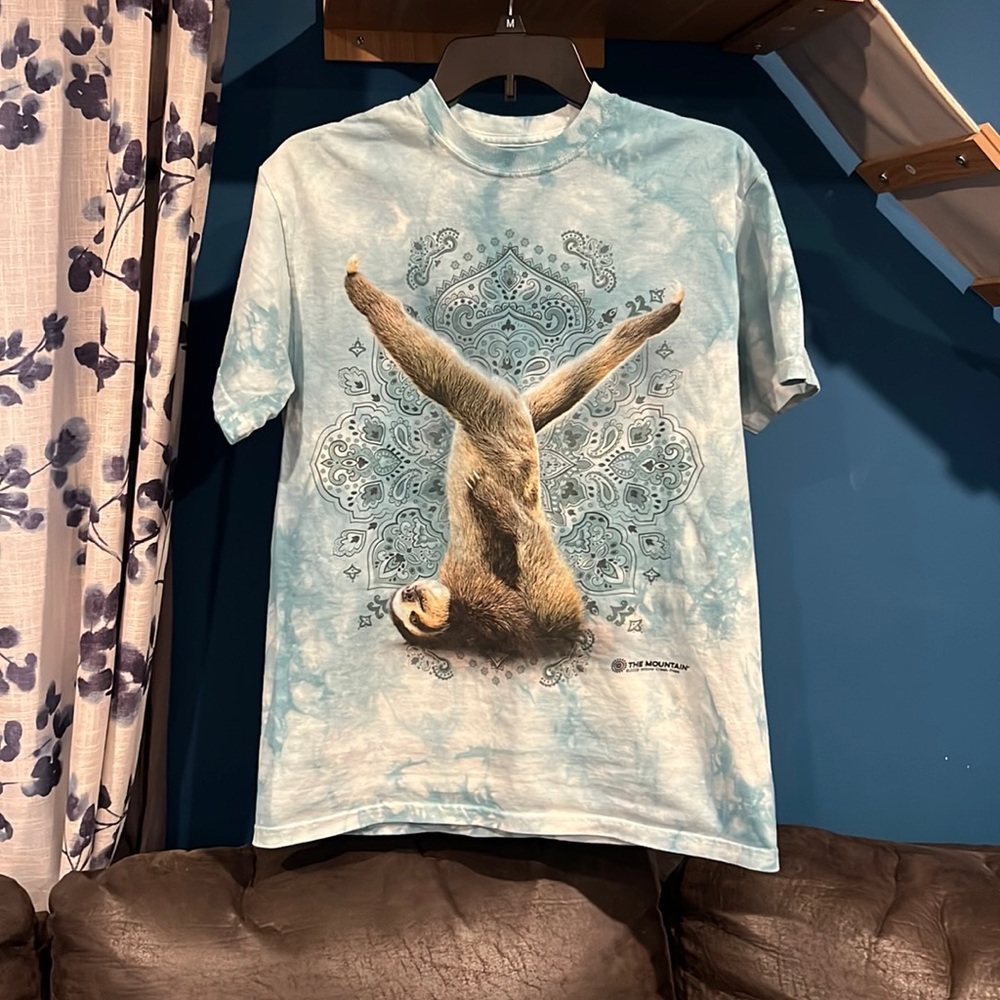 Sloth doing yoga T-shirt